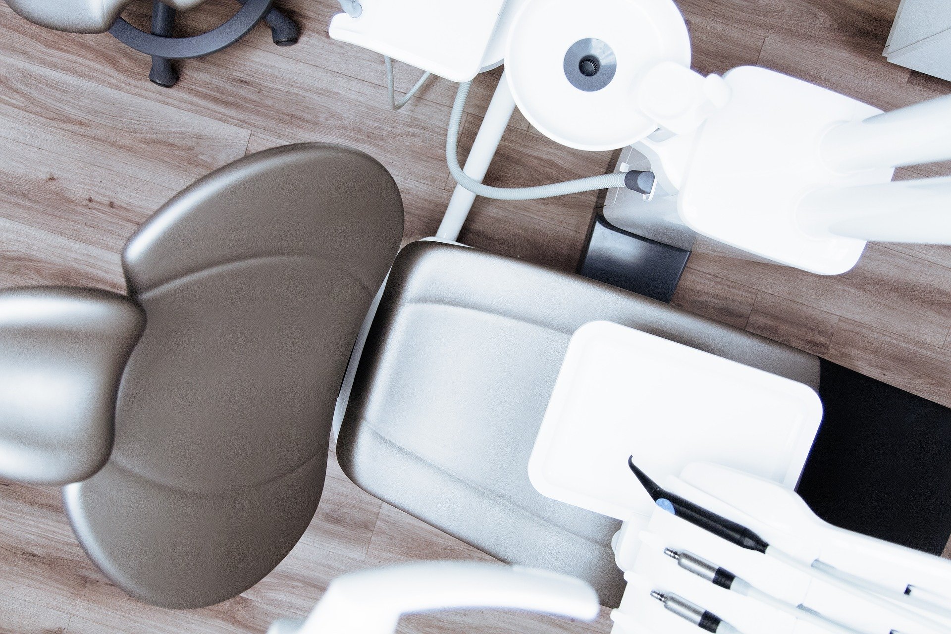 Quels sont les avantages et inconvénients de l’implant dentaire ?